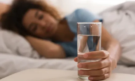 Cara Cerdas Minum Air Malam Hari Agar Tidur Lebih Nyenyak