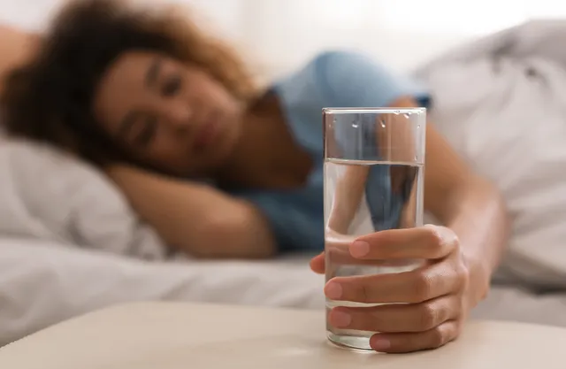 Cara Cerdas Minum Air Malam Hari Agar Tidur Lebih Nyenyak