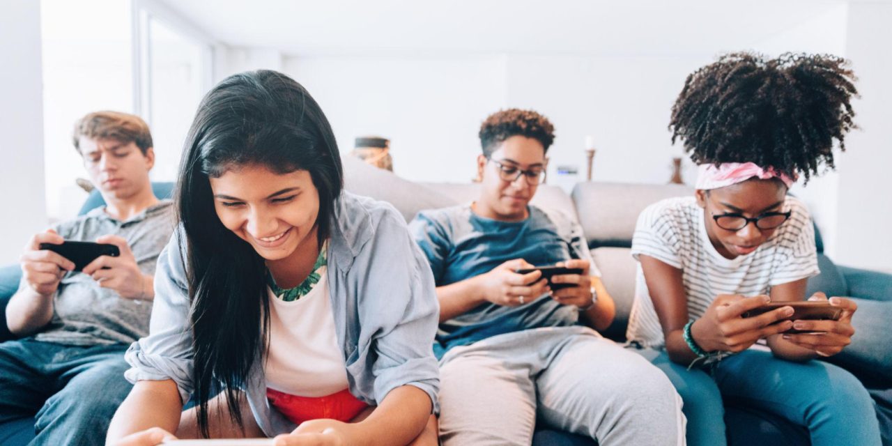 Aktivitas Digital Gen Z Kian Intens, Smartphone Terjangkau Masih Relevan?