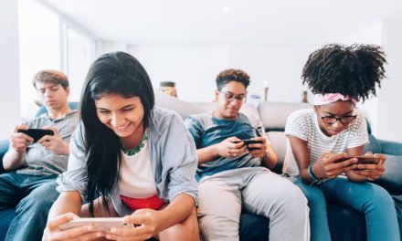 Aktivitas Digital Gen Z Kian Intens, Smartphone Terjangkau Masih Relevan?