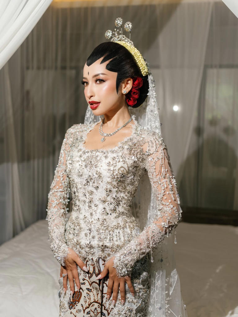 Manglingi Maksimal! Look Adat Jawa Jennifer Coppen Akad Nikah