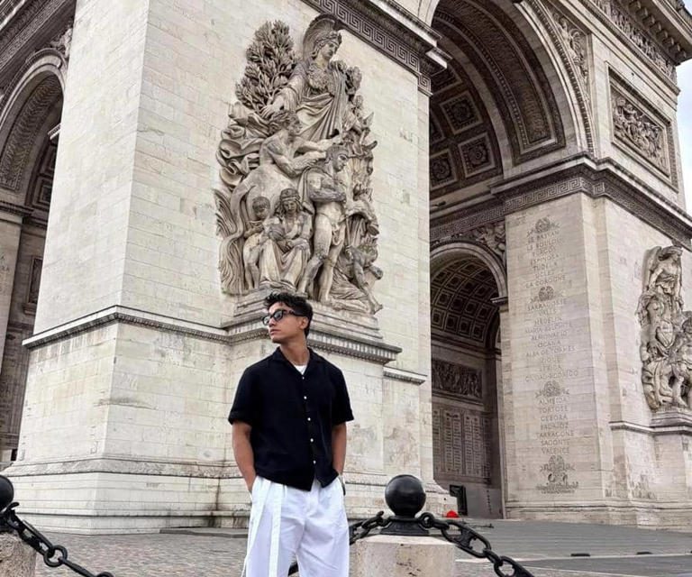 Liburan Di Paris, Fadly Faisal Tampil Casual Dan Bikin Salfok