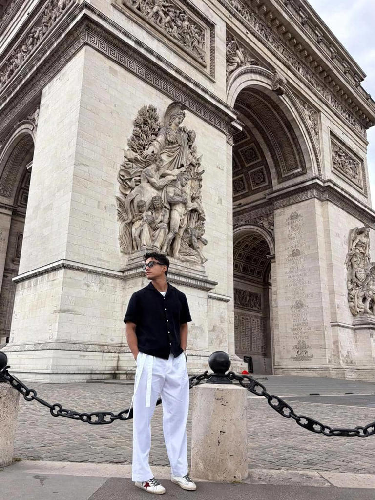 Liburan Di Paris, Fadly Faisal Tampil Casual Dan Bikin Salfok
