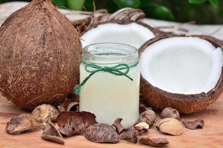 Minuman Alami Terbaik! Air Kelapa Kaya Elektrolit & Menyegarkan
