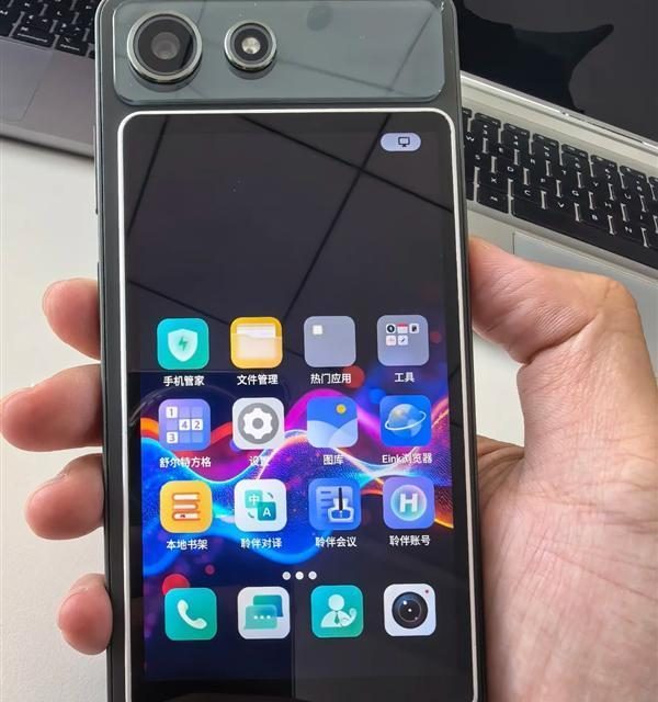 Bukan HP Biasa! Hisense A10 Pro, Layar E-Ink & LCD Magnetis