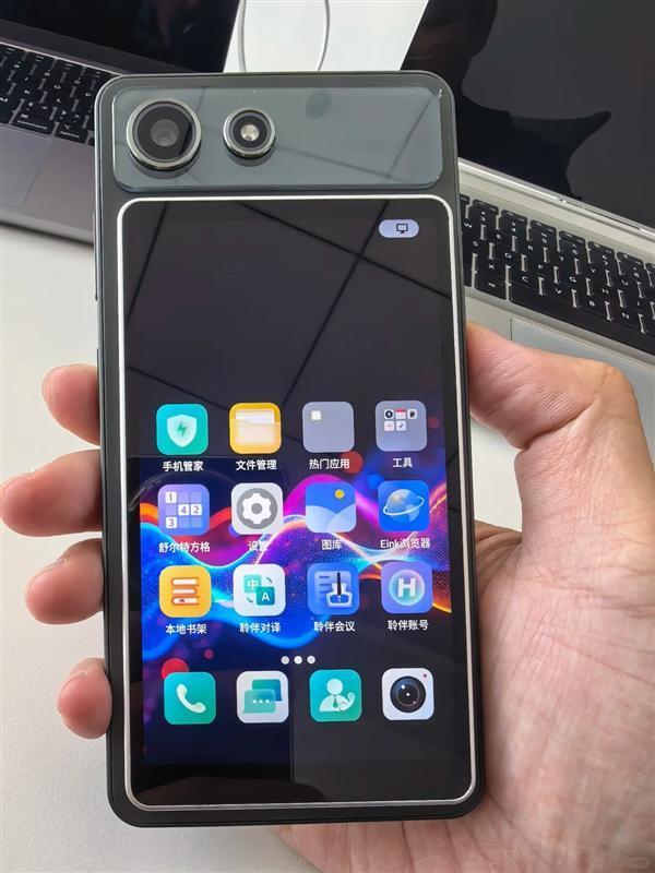 Bukan HP Biasa! Hisense A10 Pro, Layar E-Ink & LCD Magnetis