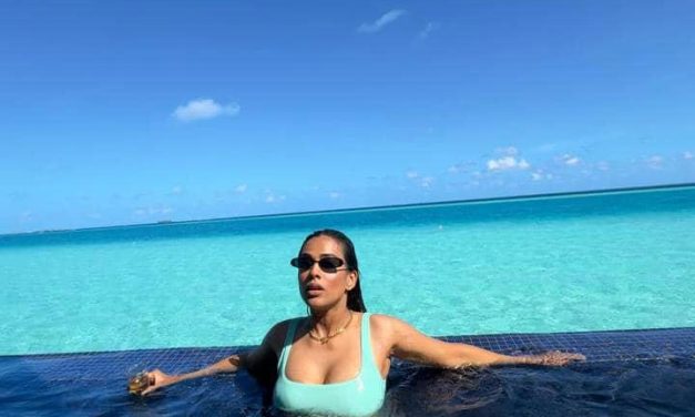 Liburan Ke Maldives, Nia Sharma Tampil Stylish & Penuh Pesona