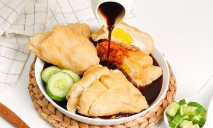 Makin Gurih! Pempek Kapal Selam Isi Telur Jadi Kuliner Favorit
