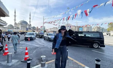 Sanjana Sanghi Jelajah Istanbul, Potret Liburan Manis Dan Stylish