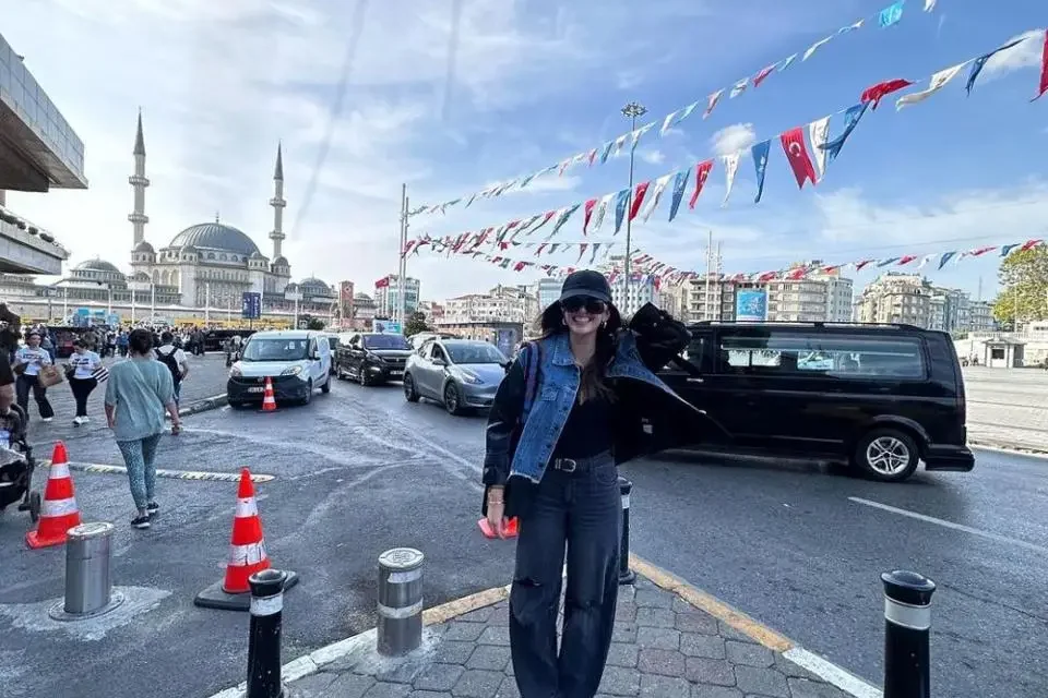 Sanjana Sanghi Jelajah Istanbul, Potret Liburan Manis Dan Stylish